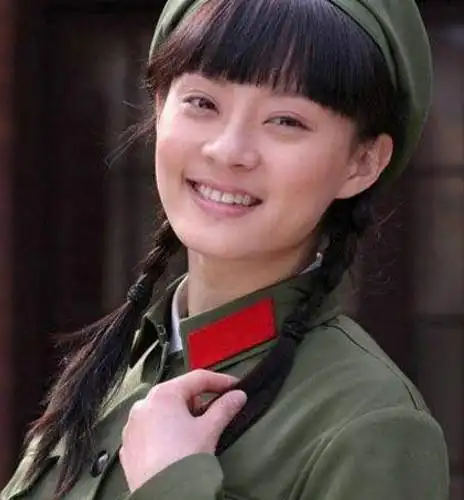 孙俪和邓超的定情作《幸福像花儿一样》中,穿上情侣军装,真的笑得像