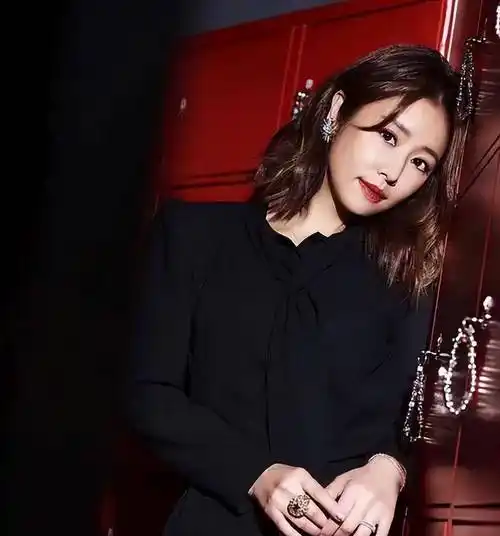 而她名下的豪宅和豪车更是数不胜数,像极了一个金碧辉煌的富豪世界.