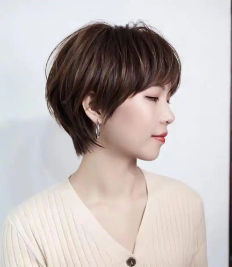 原创女人过了40岁发型这样剪时尚利落又洋气显小10岁都不止