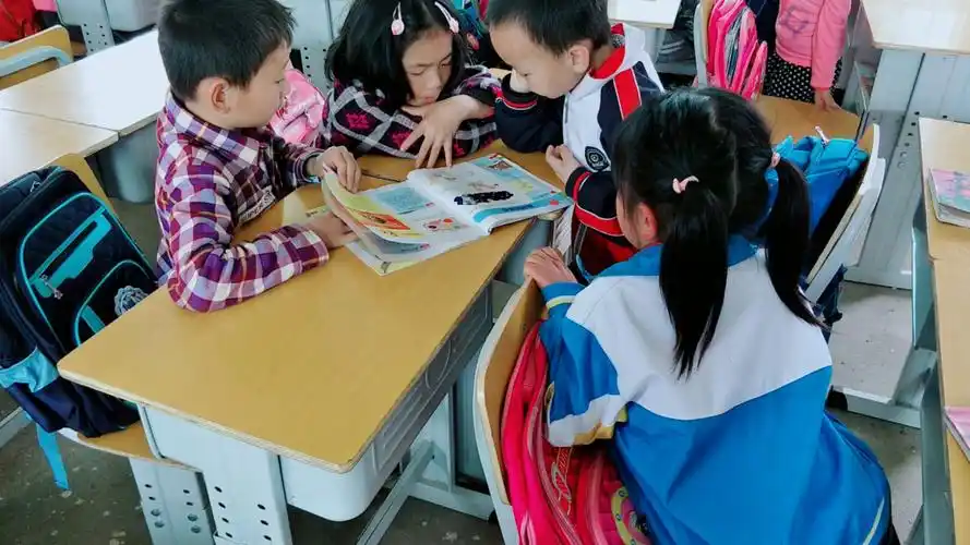 你一言我一语的,下课了也居然没有察觉!