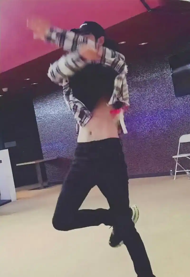 肖战认真练舞,长腿细腰勾人,漏腰而不见腹毛,粉丝问腹毛去哪了