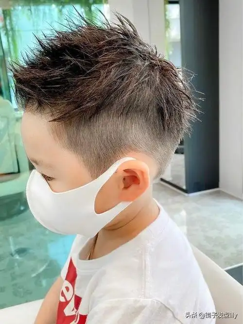 圆脸适合什么发型男,圆脸男生适合什么发型(今夏最火小男孩发型)