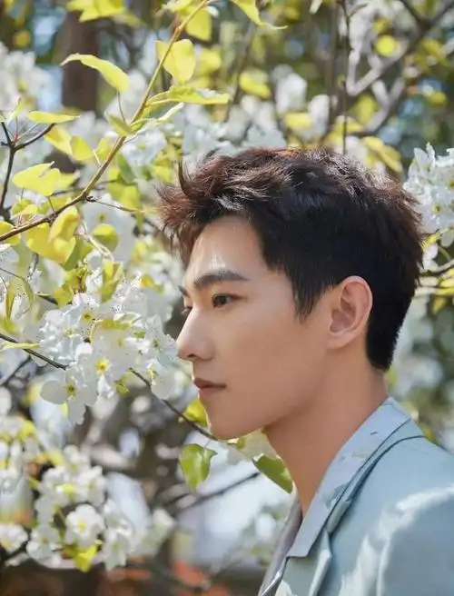 顶着"军艺校草"的称号出道的杨洋,皮肤白皙,脸型和五官真的是无可挑剔