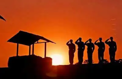 面向国旗敬礼的照片向国旗敬礼照片高清图片