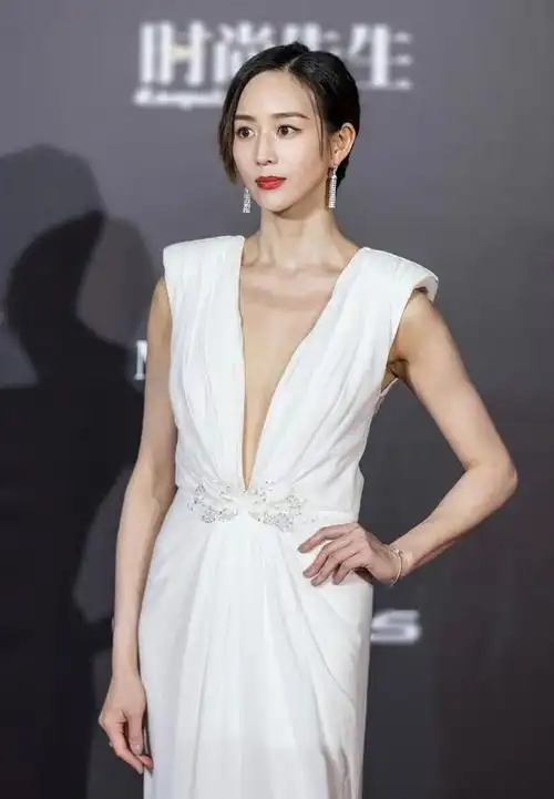 张钧甯尺度越来越大,"真空"穿深v裙show魔鬼身材,真不怕走光