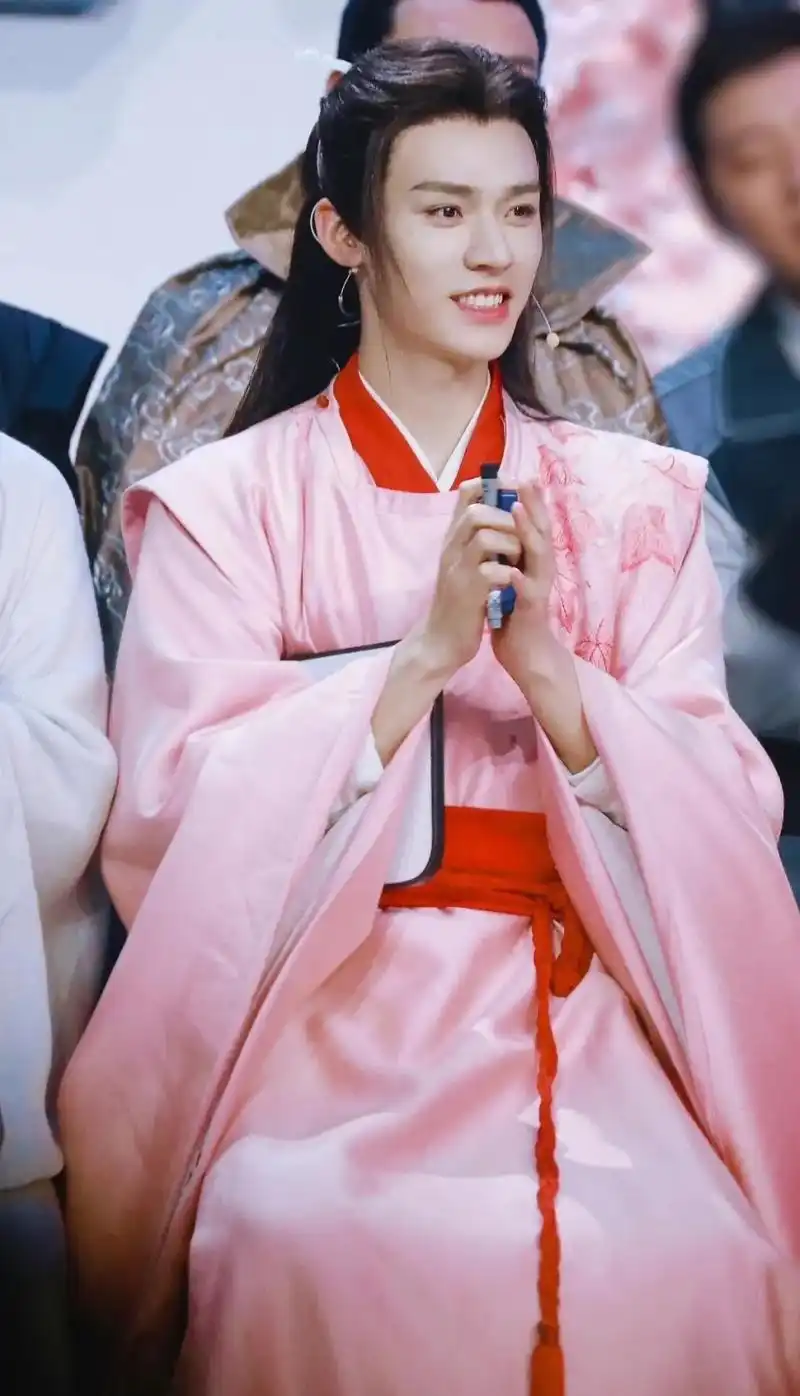 龚俊温客行粉色系图片:也太帅了吧