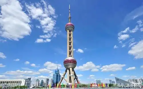 东方明珠电视塔,是上海城市魅力的地标建筑,游客打卡的标志景观