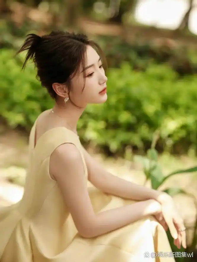 毛晓彤米黄色连衣裙,优雅温婉,唯美迷人#毛晓彤