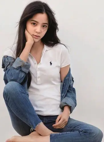 20岁欧阳娜娜走成熟风,穿格纹西装渔网袜,画燕尾眼线个性摩登