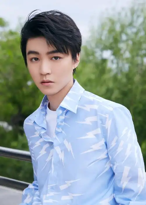 王俊凯蓝衬衫造型大片