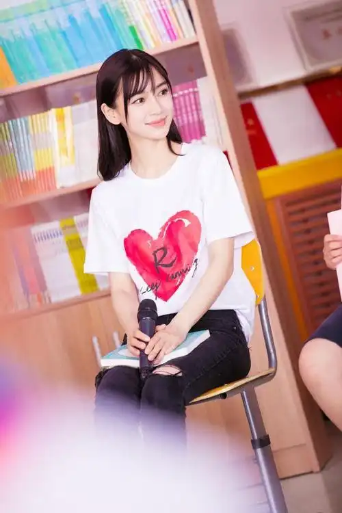 昨天,杨颖工作室晒出一组杨颖的美照,照片中杨颖身着白色t恤配黑色