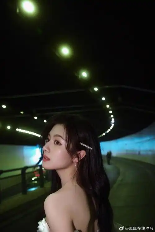 李兰迪留了长发