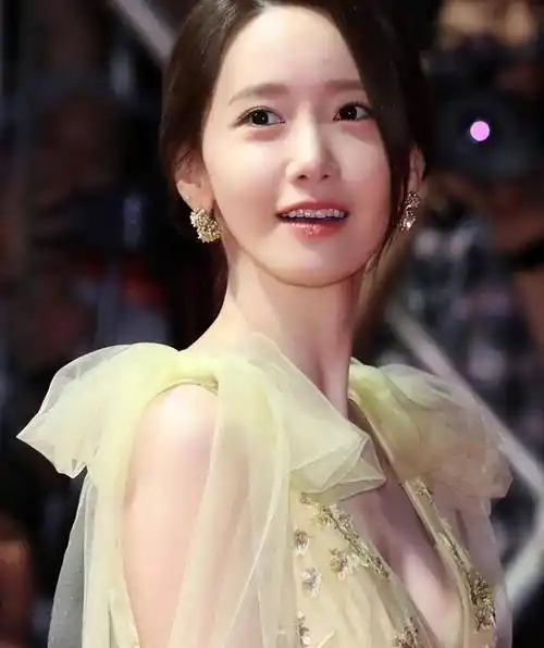 韩国第一美女的林允儿,容颜靓丽,鹿晗曾为其着迷_时尚_封面_表演