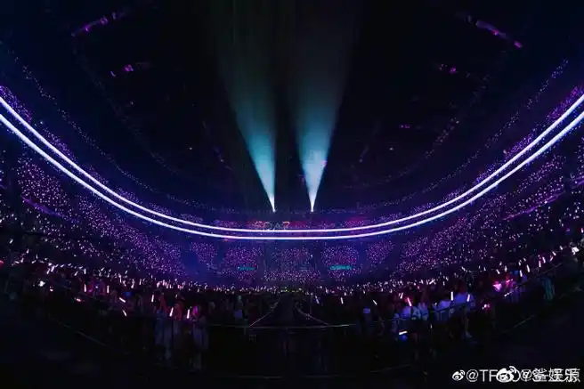 王源一个月五场狂欢##王源晒重庆演唱会绿海