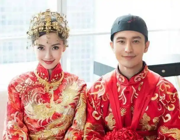 路人镜头下和教练合影颜值抗打,黄晓明眼光真毒_baby_女明星_人们