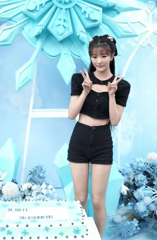 孔雪儿的茶艺坐火了单手撑在地面上看见腿那刻瞬间心动了