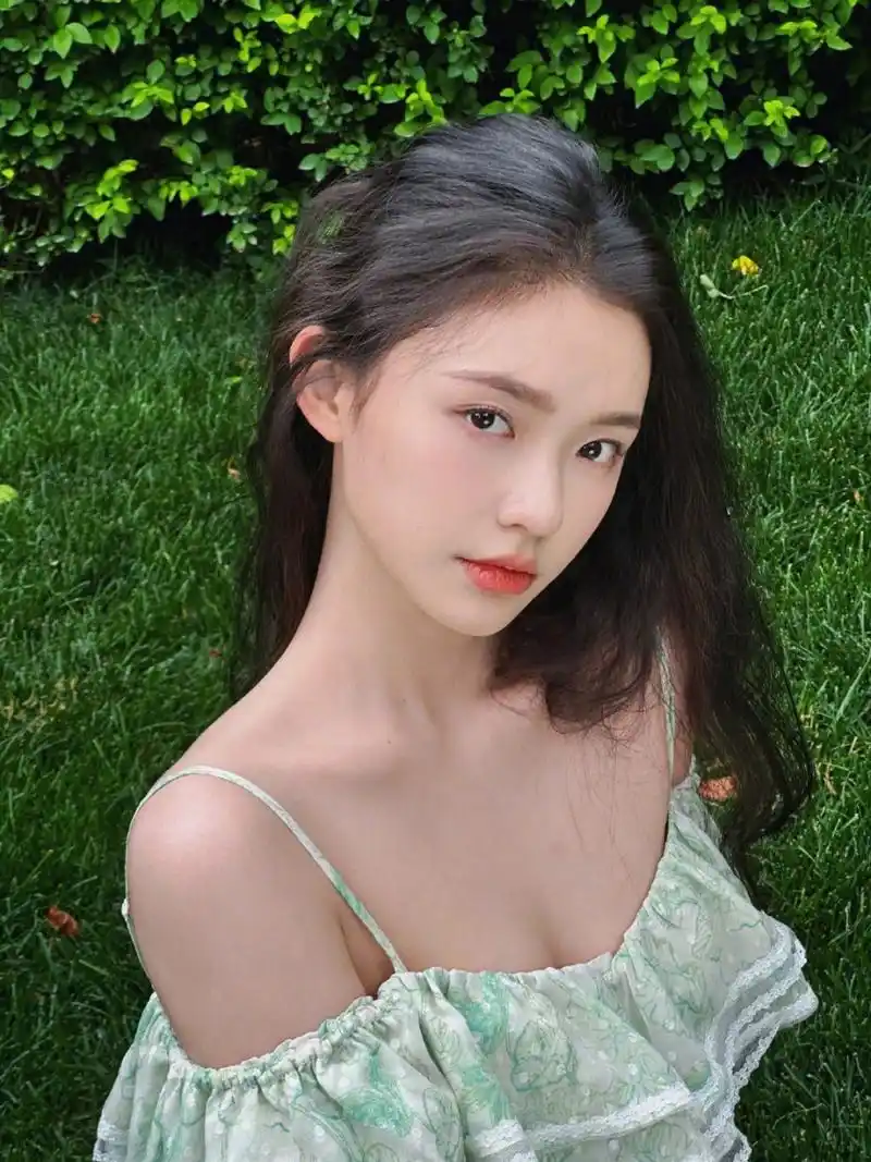 林允# 一袭绿色吊带裙,肤白貌美的容颜,窈窕曼妙的身材,丰满傲人的