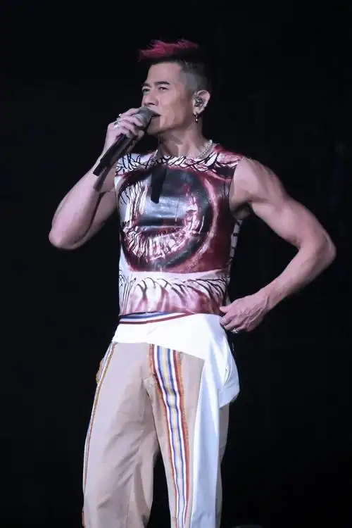郭富城"梦幻舞林"澳门起跑:为了歌迷,唱到"湿身"也值得!_腾讯新闻