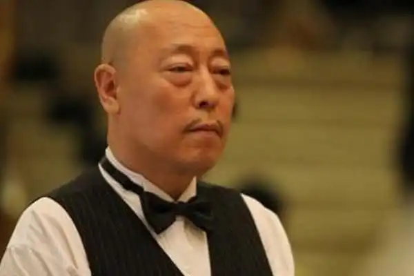 他是靳东的父亲曾比周星驰还红47岁因演配角一夜爆红