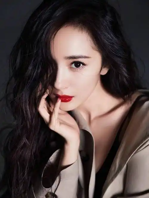 原创杨幂油头硬照太高级不过蓬松美更时尚不愧为国内第一妖精