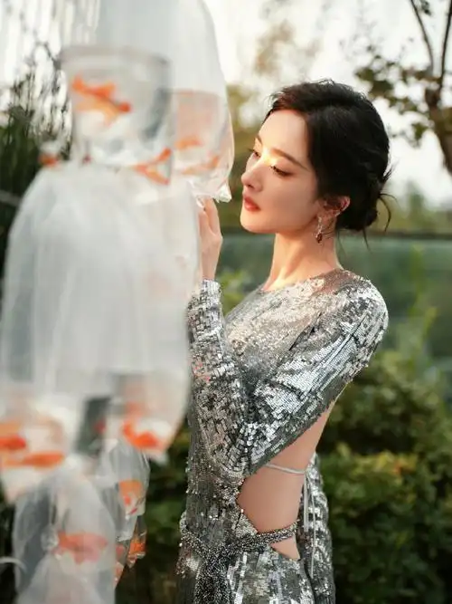 杨幂优雅盘发妆##杨幂银色流光裙