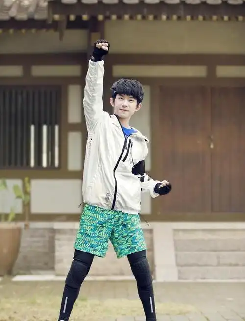 易烊千玺最想删除的赤膊动图睁开眼的那一刻我心动了