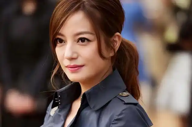 消失一年多后,再看赵薇如今的处境,47岁的她后悔了吗?_腾讯新闻