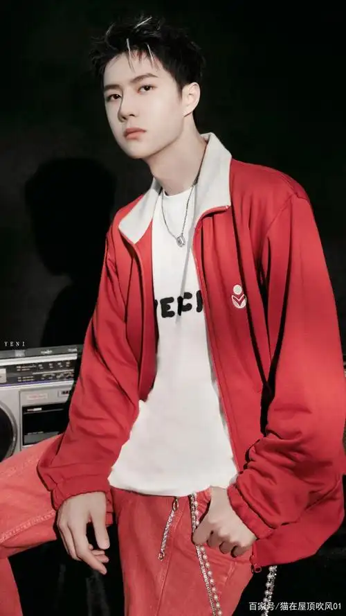 王一博很喜欢配饰,不管什么衣服搭配的配饰都很看好.