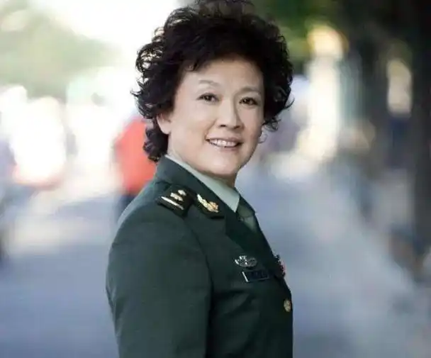 宋春丽独特的艺术风格,真挚军人出身的她,演过很多耳熟能 - 抖音