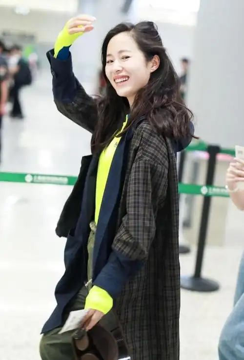 江一燕素颜出街皮肤透亮有光泽不知道的还以为刚二十出头