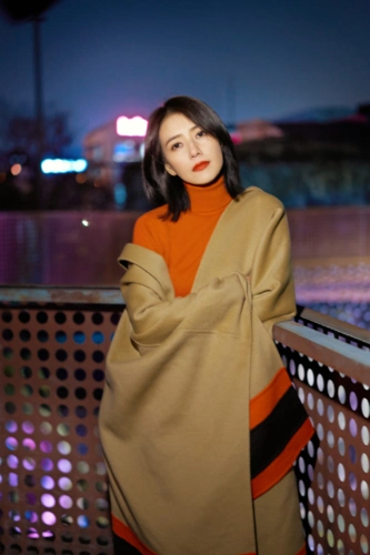 国民女神高圆圆美绝了穿钻石连衣裙秀身材短发红唇真惊艳