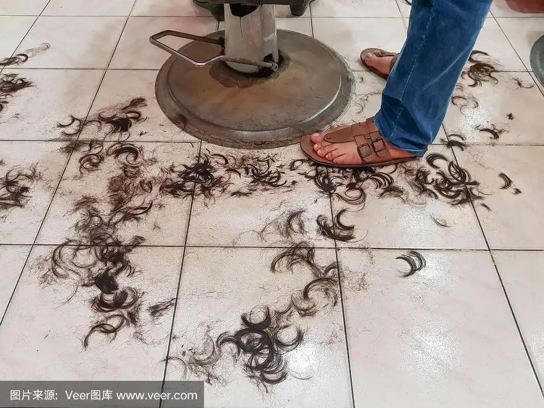 发廊的地板很脏,理发店的地板上有头发