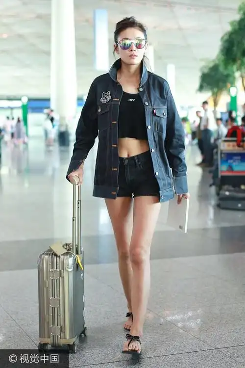 张蓝心牛仔衣off-white露脐t恤 热裤凉鞋秀逆天长腿