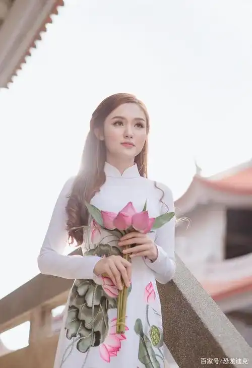 手捧荷花的温婉女子,一袭白色长裙,不仅气质出众,而且美艳动人