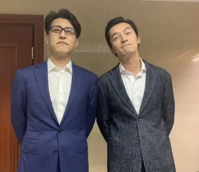 靳东靠"央视脸"成大赢家!穿西装参加会议拍合照站c位,变大领导插图5