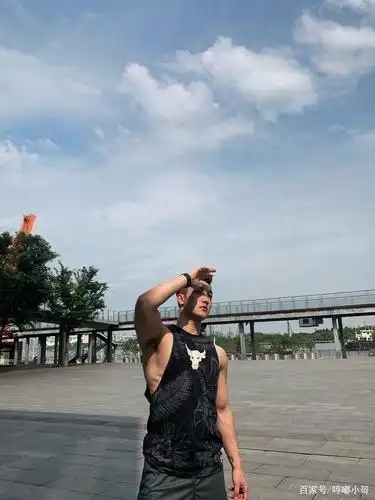 身高178,体重80公斤,身材棒的男生,随便搭,气质一点也不差!