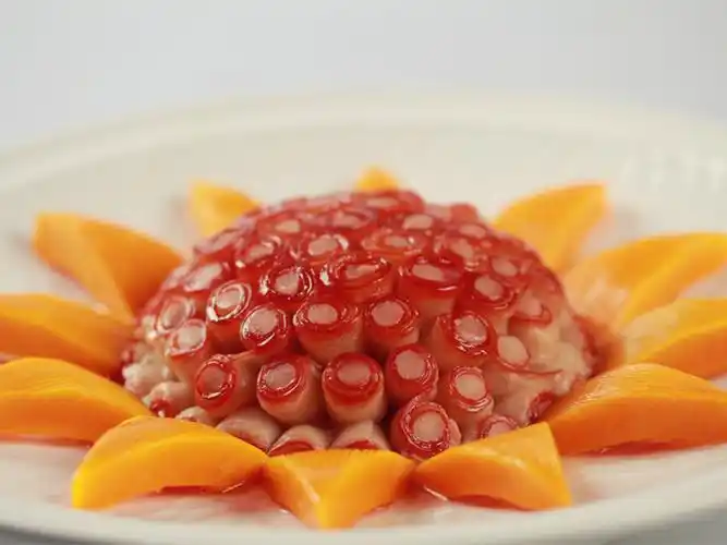 这道菜造型优美,形似葵花,延续了陕西官府菜重味亦重形的风格.