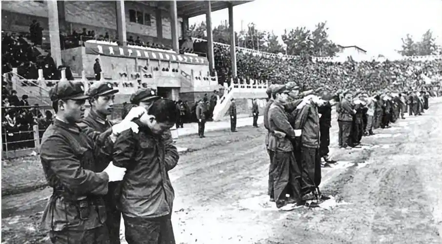 公审大会枪决,数名死刑犯应声倒地,上千群众拍手叫好_民众_翟曼霞