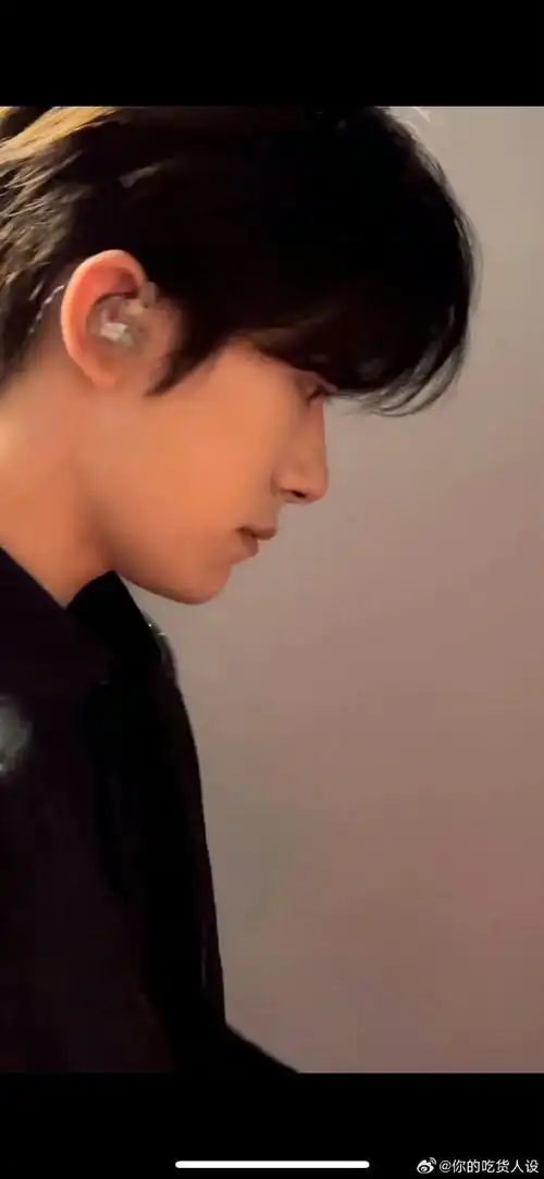 易烊千玺于适同框照##易烊千玺献唱不辞星海