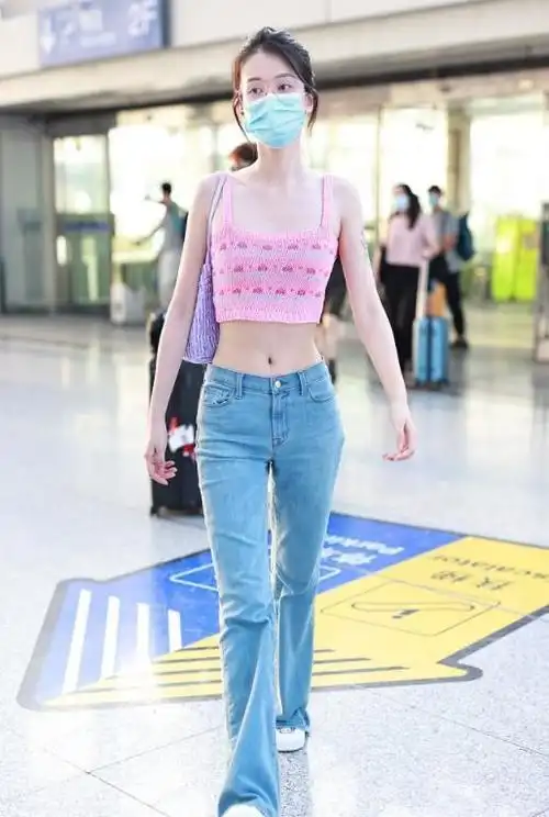 这次,让我们一同欣赏乔欣的街拍风采吧.