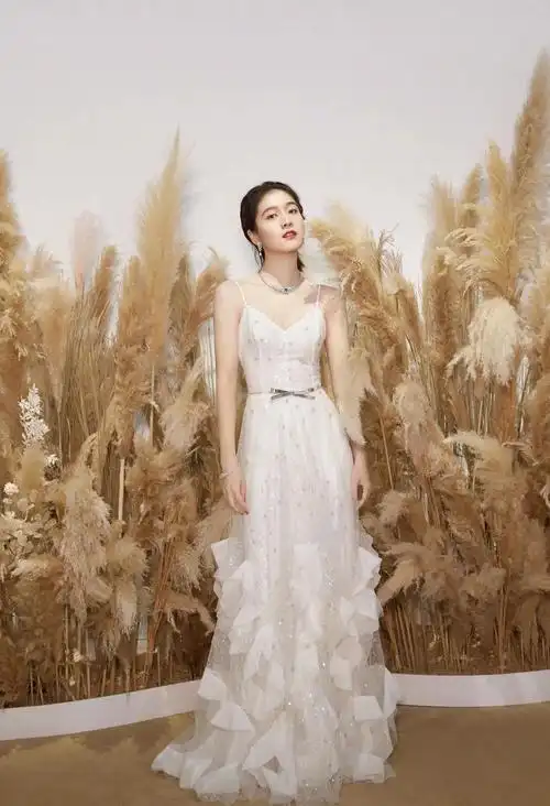 一袭肉粉礼服裙公主范十足,举手投足尽显气质|张雪迎|礼服裙|肉粉