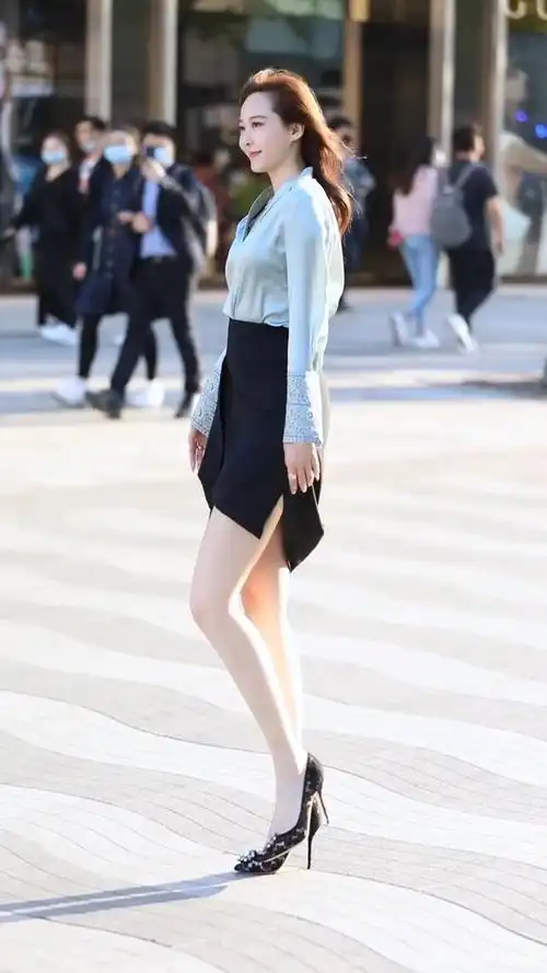 小姐姐穿着黑色拼接短裙,大长腿尽收眼底,简直就是女神
