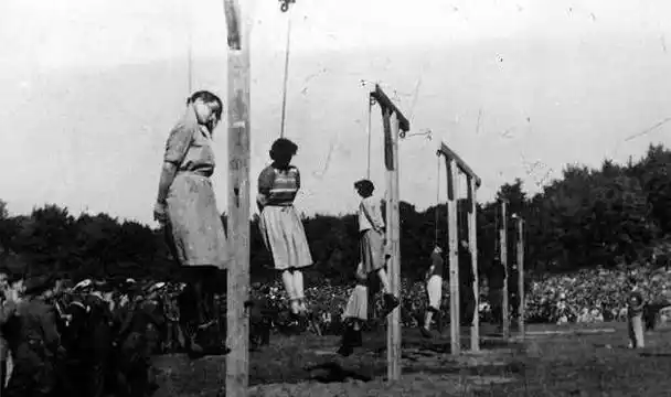 绞刑架是把人放在绞刑架上,绞刑架的上边有一个绳套横梁上的那个绳套