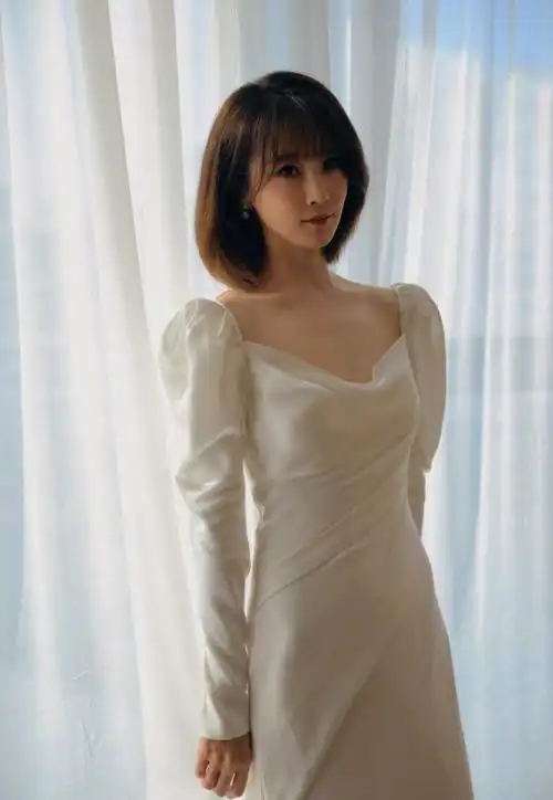 40岁谢楠留长发也太美了锁骨发配挂脖吊带美得像换了个人