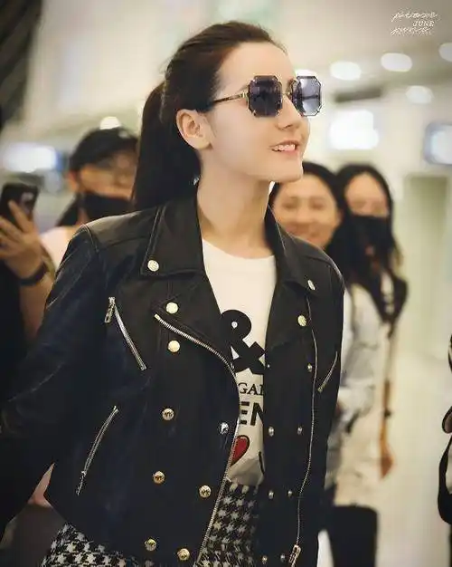 原创迪丽热巴机场装高冷看嘴唇才知道她早就绷不住了