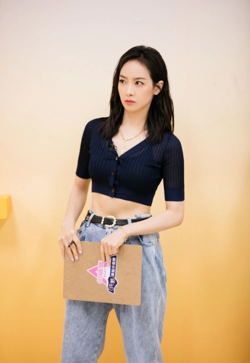 宋茜这一身让人看了想恋爱,针织衫 百褶裙,33岁仍甜美可人