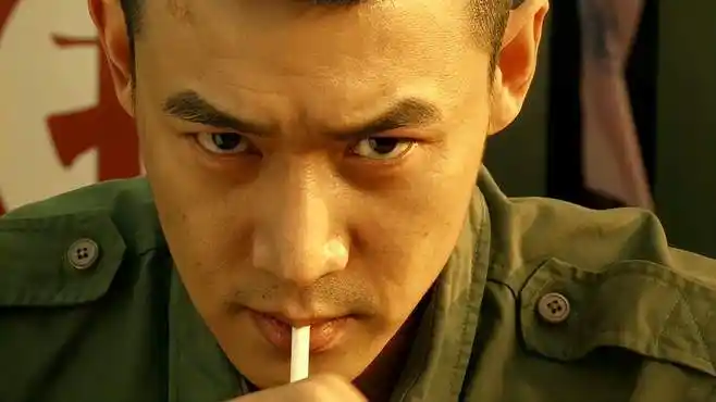 英雄之战:陆毅人狠话不多,射击场上还抽烟,发发都中十环!