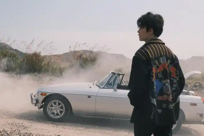 任嘉伦晒车内侧颜照