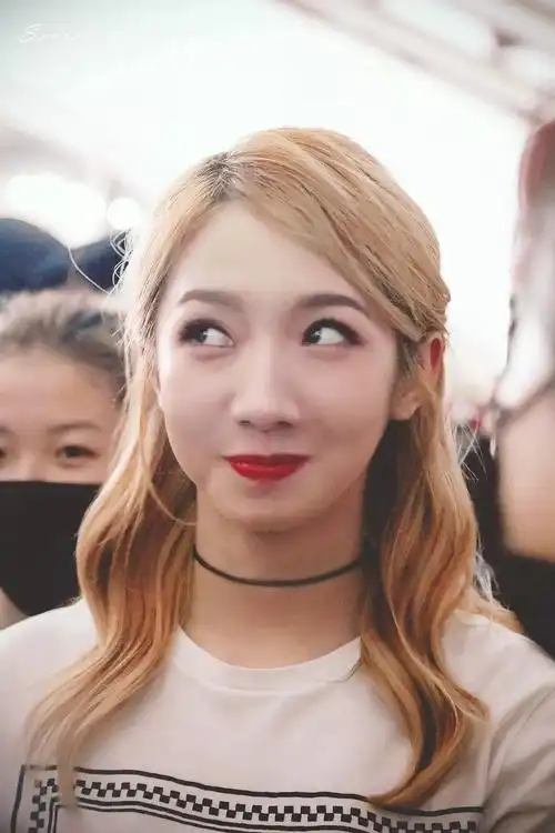 昨天看了超越弯腰看了一晚上,今天看奶岐这张照片看了一晚上