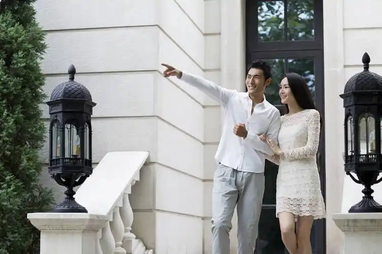 年轻情侣在欧式建筑外部